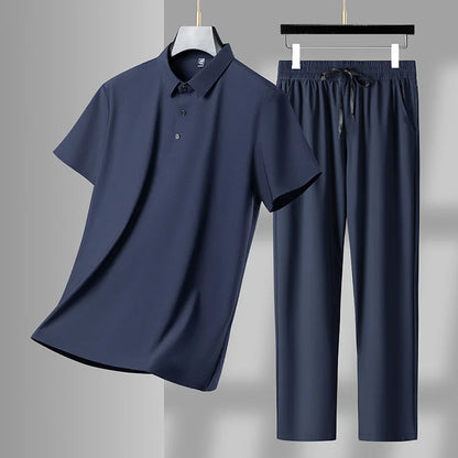Sommerens Favoritt: Pustende Herresett i Is-silke – Polo &amp; Bukse i Todelt Joggedress