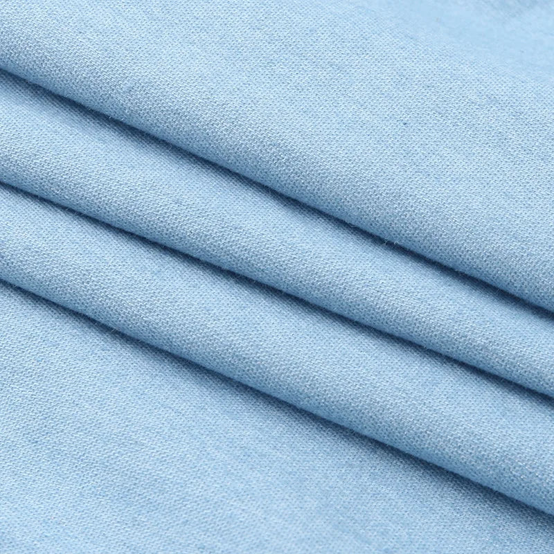 Minikjole i denim uten skuldre med overdimensjonert volang
