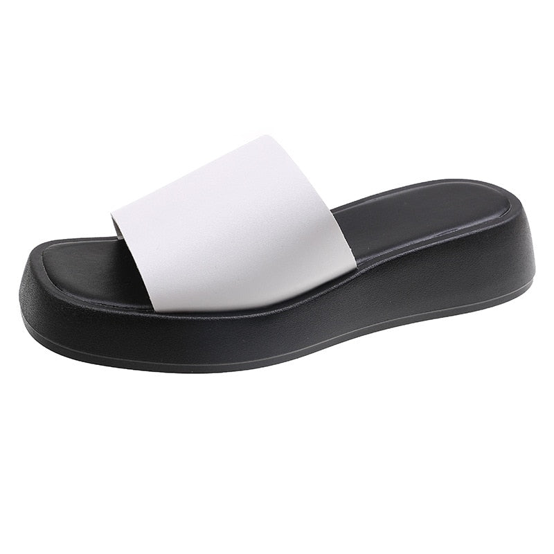 Minimalistiske slidesandaler med bred rem