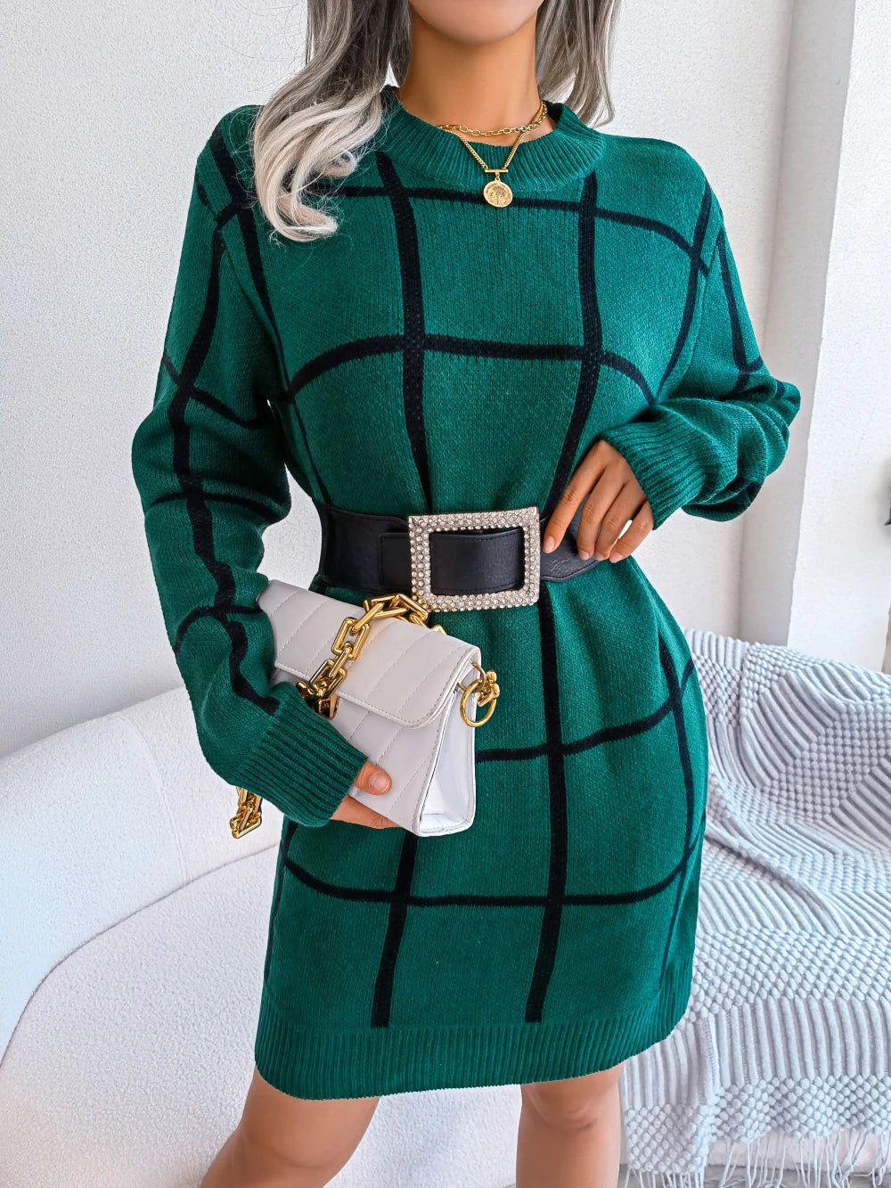 Elegant rutete kjole med lange ermer