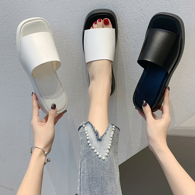 Minimalistiske slidesandaler med bred rem