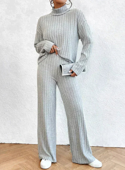 Strikkede bukser og genser med turtleneck for kvinner