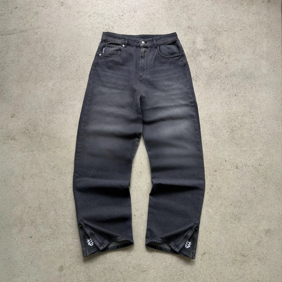 Y2K Hip-Hop Jeans for Menn – Broderte Lave Wide Leg Bukser med Glidelås | Retro Streetwear i Løs Passform med Gullmynt-detaljer