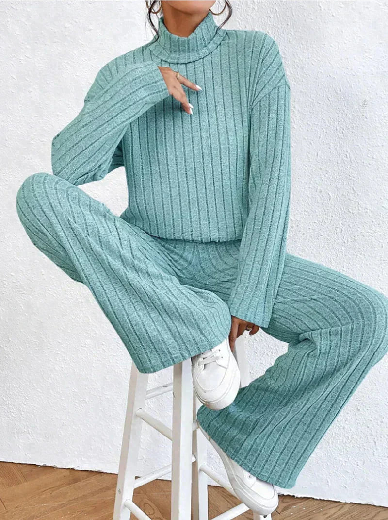 Strikkede bukser og genser med turtleneck for kvinner