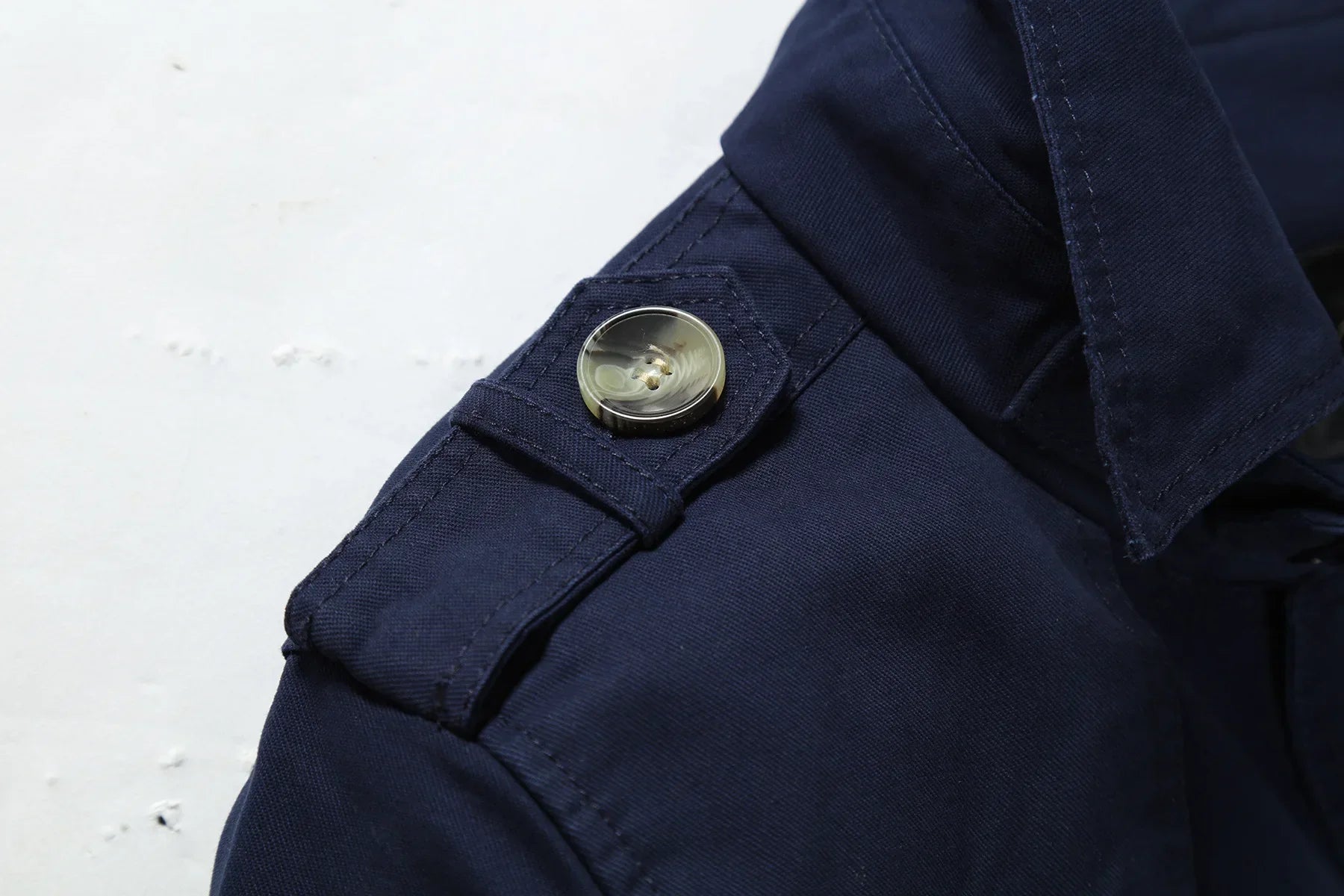 Moteriktig lang trenchcoat for menn