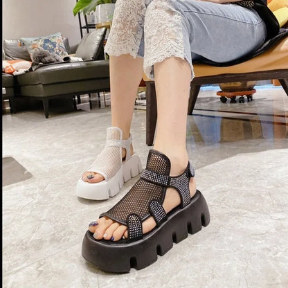 Sandaler med tykk såle og pustende netting
