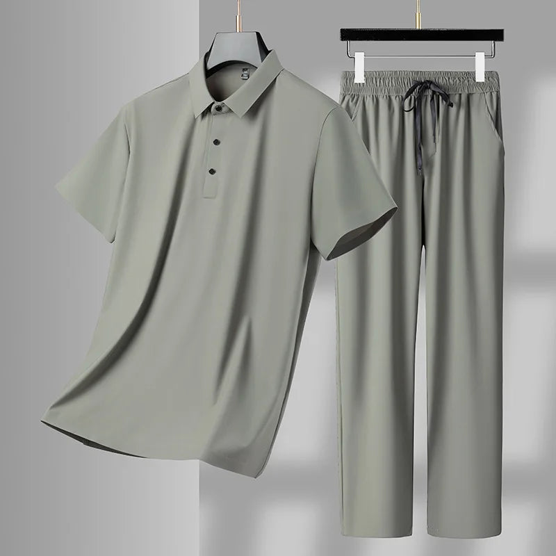 Sommerens Favoritt: Pustende Herresett i Is-silke – Polo &amp; Bukse i Todelt Joggedress