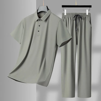Sommerens Favoritt: Pustende Herresett i Is-silke – Polo &amp; Bukse i Todelt Joggedress