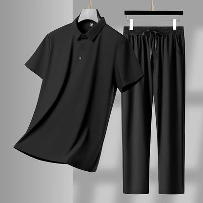 Sommerens Favoritt: Pustende Herresett i Is-silke – Polo &amp; Bukse i Todelt Joggedress