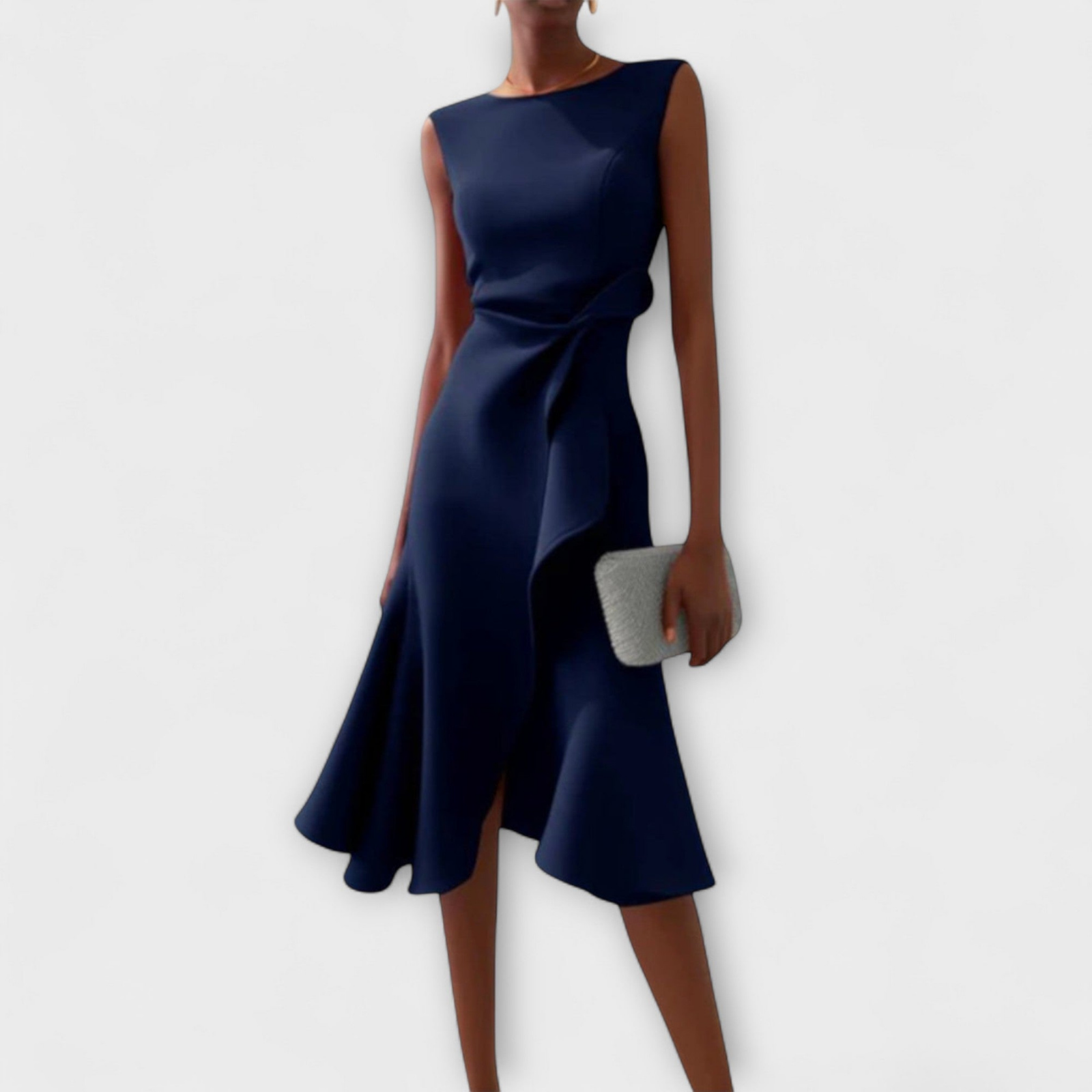 Scarlett | Elastisk ermeløs midikjole med drapert knute og volang