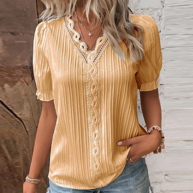 Plissert bluse med blondedetaljer