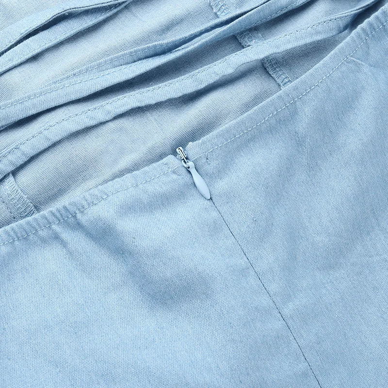 Minikjole i denim uten skuldre med overdimensjonert volang