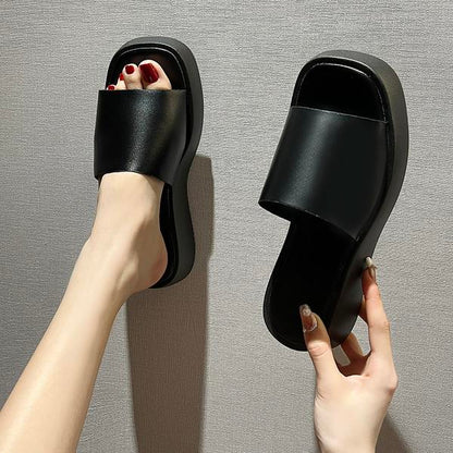 Minimalistiske slidesandaler med bred rem