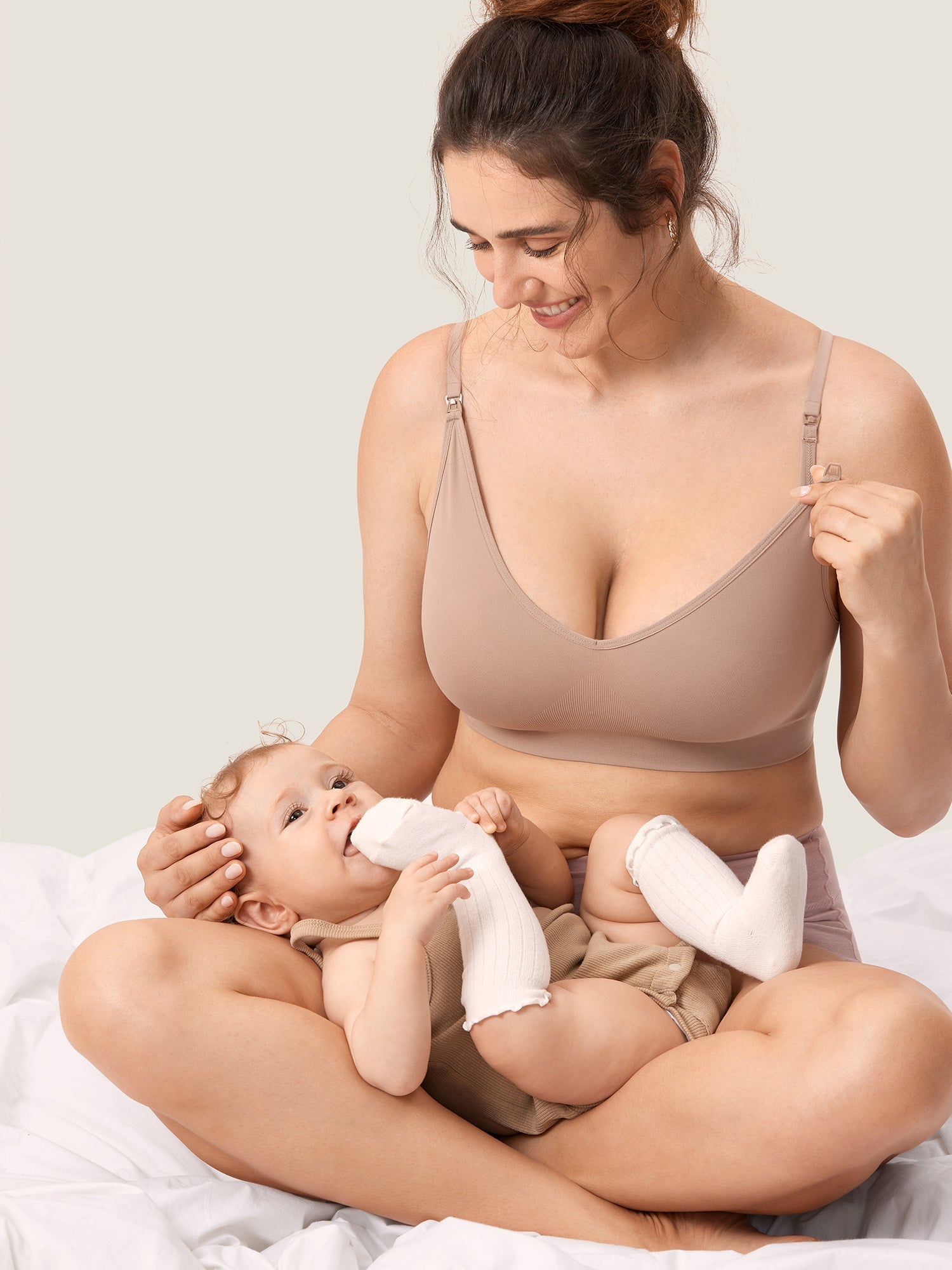 Sømløs ammebh i mykt strikk – ammebralette uten bøyle – Kakaobeige