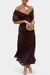 Selene | Midikjole i chiffon med off shoulder og rynket vridd front – Mørkebrun