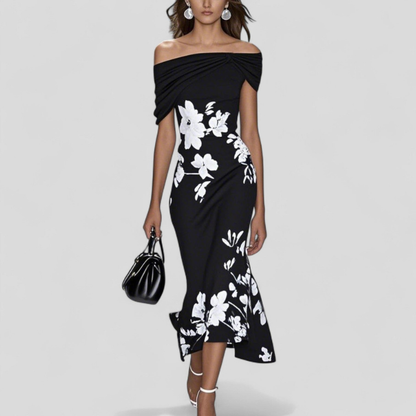 Seraphine | Midikjole i sateng med blomstermønster, off shoulder og vridd front