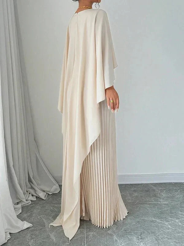 Serene | Elegant plissert maxikjole i sateng med kape