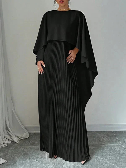 Serene | Elegant plissert maxikjole i sateng med kape