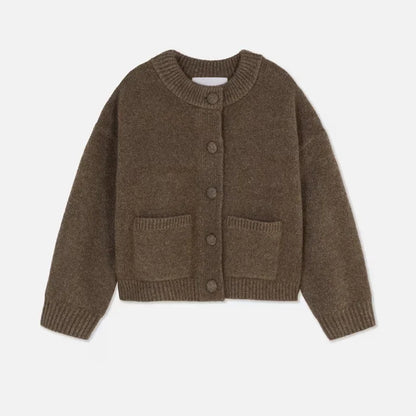Klassisk strikkecardigan – rund hals, hel erme, løs passform (dame) – Khaki03
