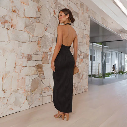 Elegant maxikjole med halterneck og glidelås i siden
