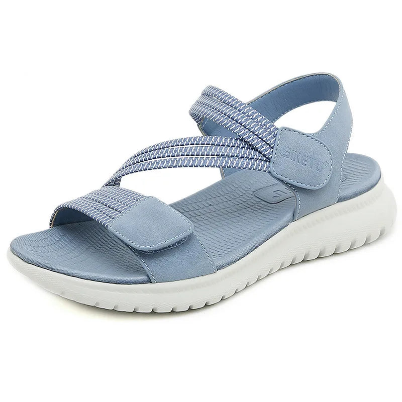 Sandaler med kilehæl og justerbar borrelåslukking