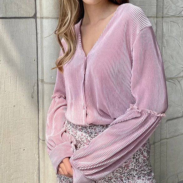 Elegant satengbluse med V-utringning