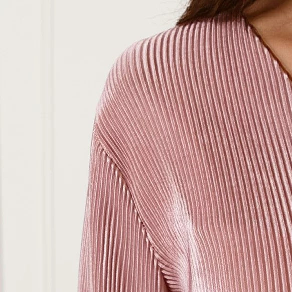 Elegant satengbluse med V-utringning