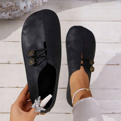 Tatum | Flate slip-on-sko i semsket skinn med kryssnøring og knapper