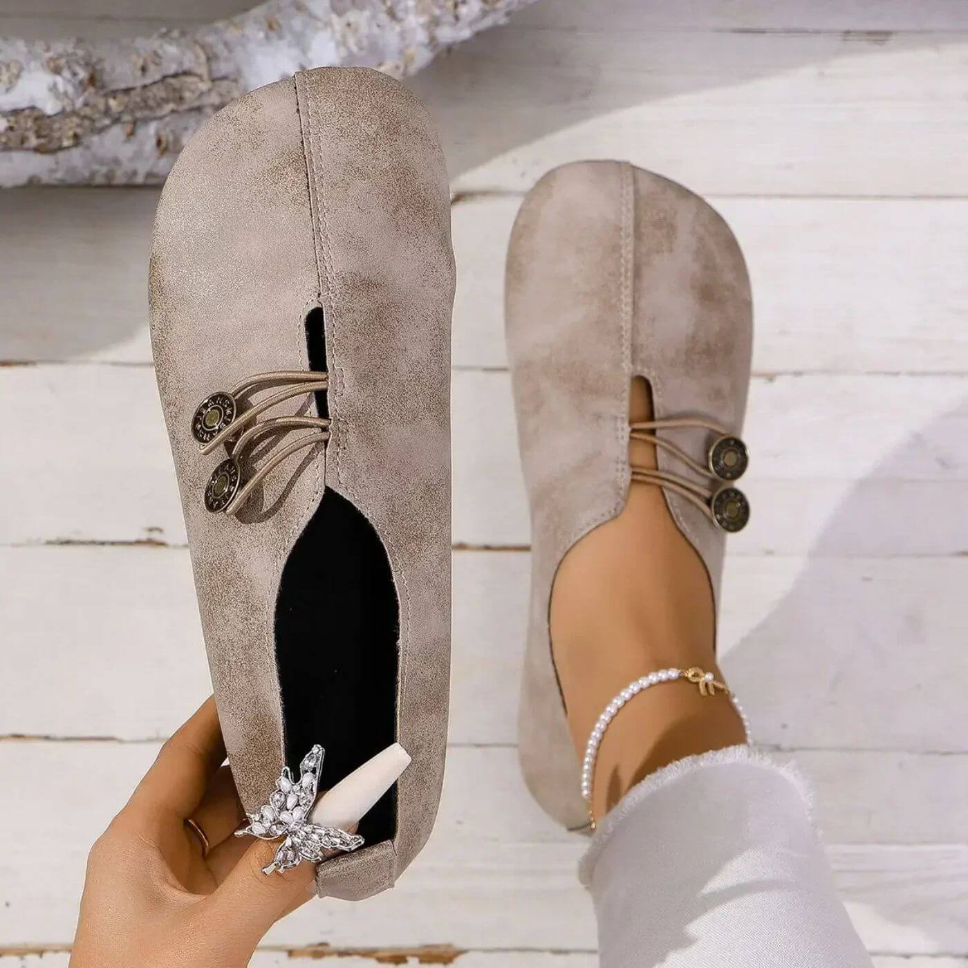 Tatum | Flate slip-on-sko i semsket skinn med kryssnøring og knapper