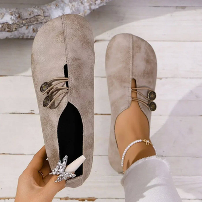 Tatum | Flate slip-on-sko i semsket skinn med kryssnøring og knapper