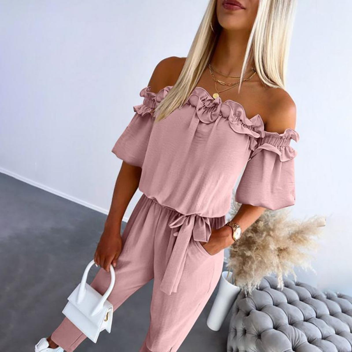 Tavi | Buksedress i bomull med off shoulder, volang og knyteliv