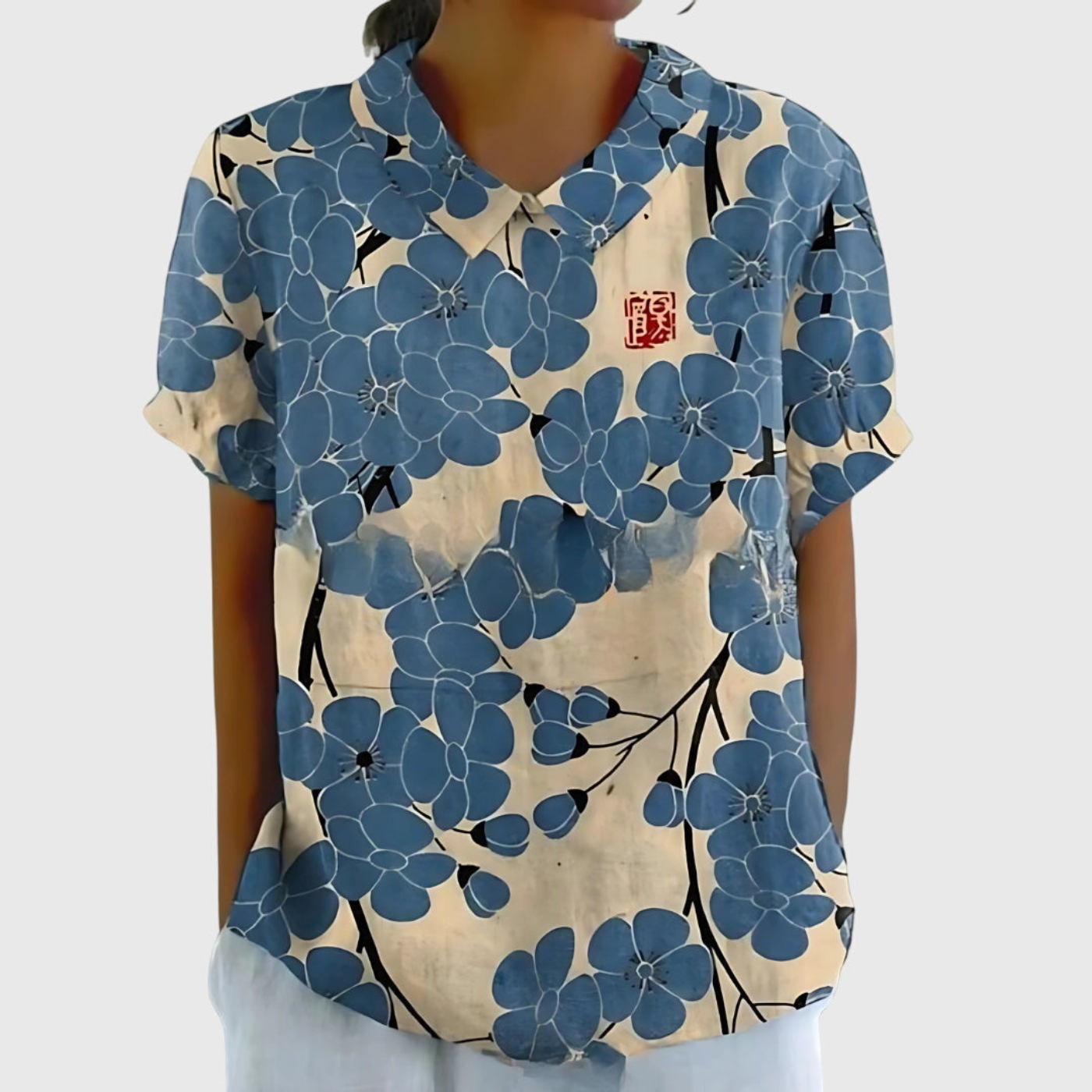Thea | Kortermet bluse i lin med blomstermønster og krage