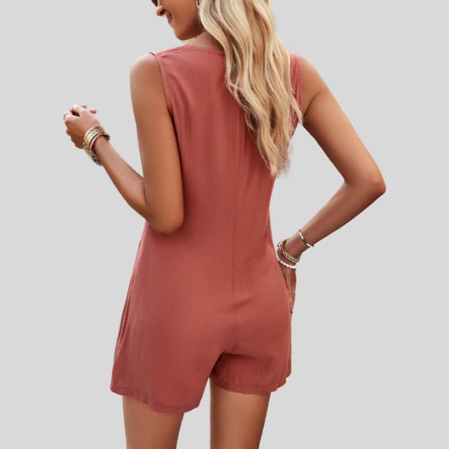 Ermeløs monokrom jumpsuit med shorts og lommer