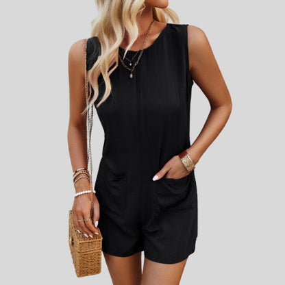 Ermeløs monokrom jumpsuit med shorts og lommer