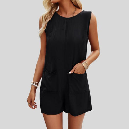 Ermeløs monokrom jumpsuit med shorts og lommer