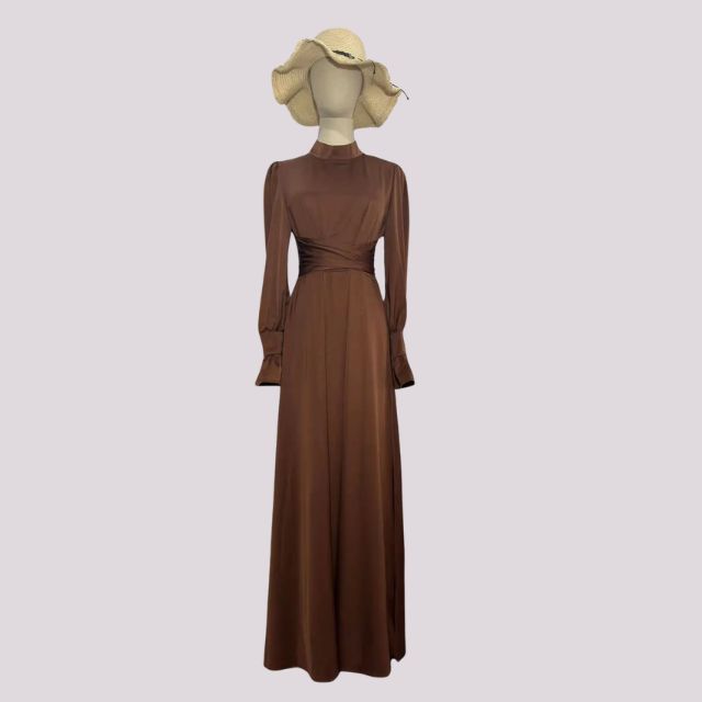 Elegant kjole med turtleneck og avsmalnende midje