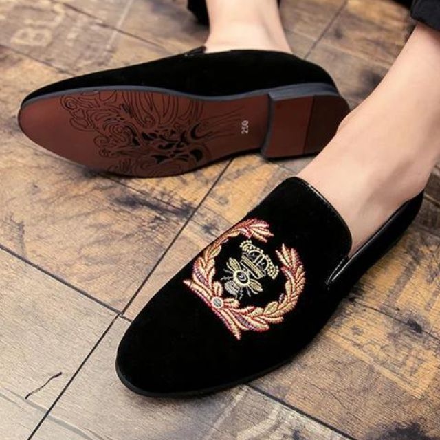 Loafers i fløyel med brodert våpenskjold