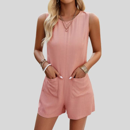 Ermeløs monokrom jumpsuit med shorts og lommer