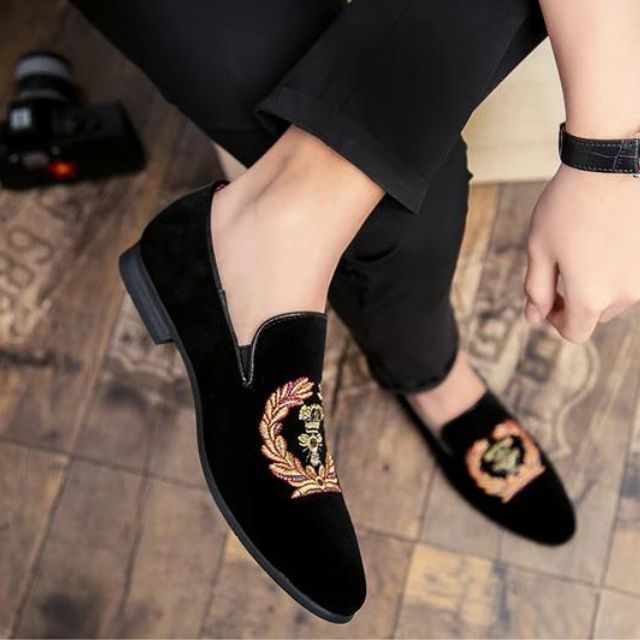 Loafers i fløyel med brodert våpenskjold