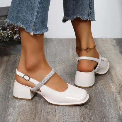 mary janes i lakk med glitrende remdetaljer