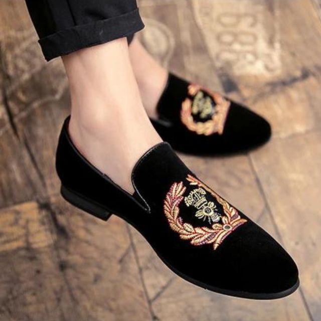 Loafers i fløyel med brodert våpenskjold
