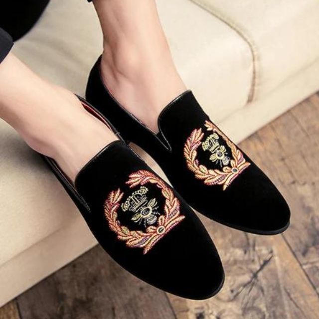 Loafers i fløyel med brodert våpenskjold