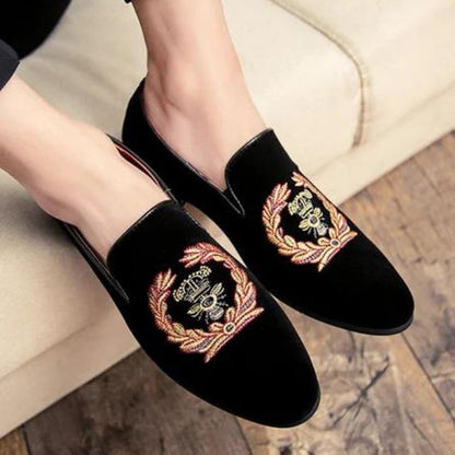 Loafers i fløyel med brodert våpenskjold