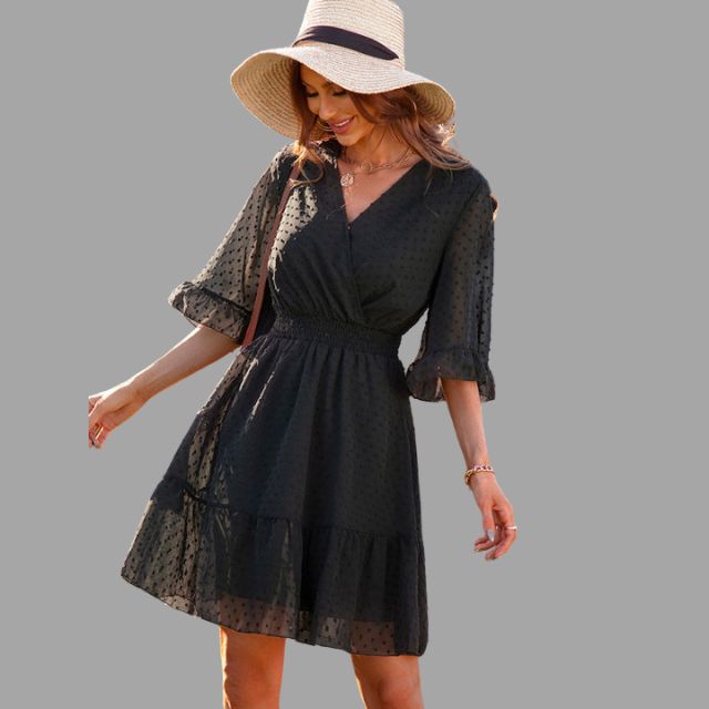 Prikkete kjole med rynket midje og klokkeermer