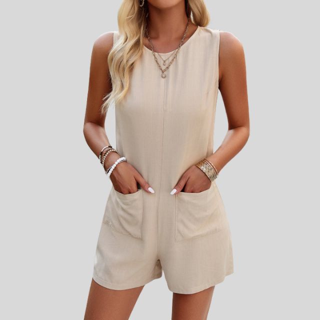 Ermeløs monokrom jumpsuit med shorts og lommer