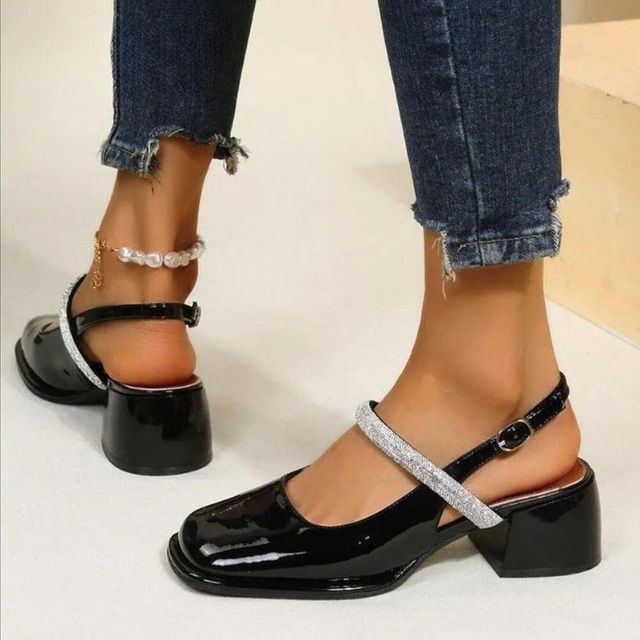mary janes i lakk med glitrende remdetaljer