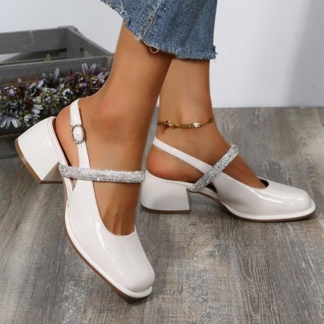 mary janes i lakk med glitrende remdetaljer