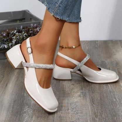 mary janes i lakk med glitrende remdetaljer
