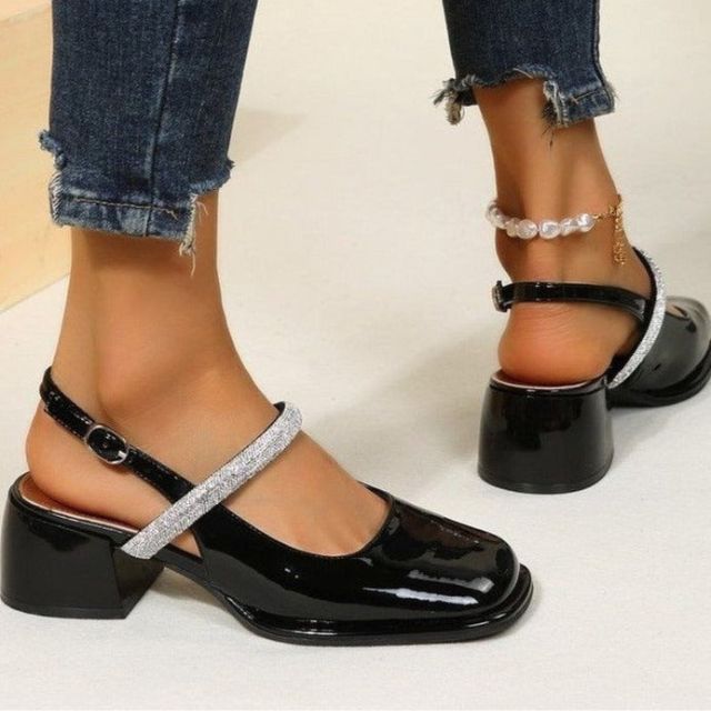 mary janes i lakk med glitrende remdetaljer