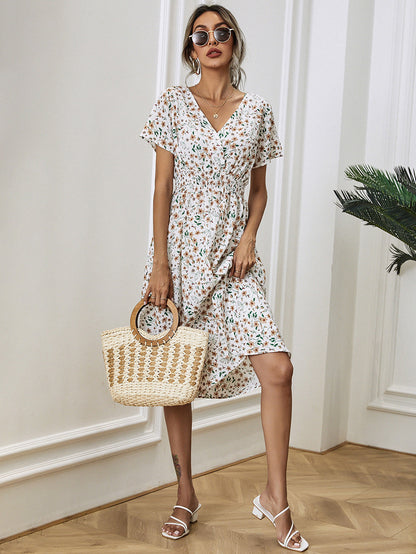 Elegant sommerkjole med blomstertrykk